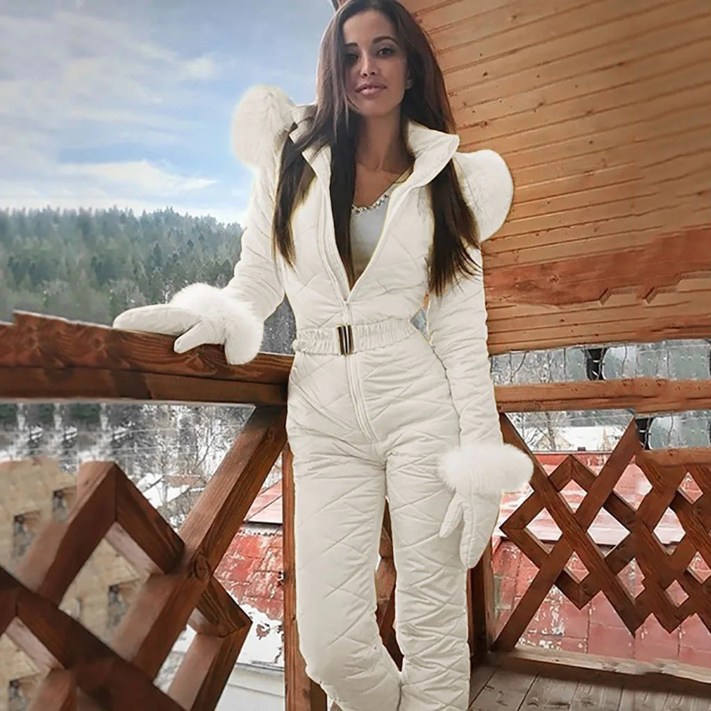 Komfortabel dame vinterdress, designet for varme og bevegelse. Stilig og elegant for utendørs aktiviteter.