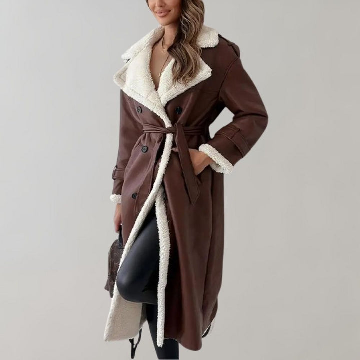 Stilig, lang damejakke i fashion-design, perfekt som varm vinterjakke for fritid og hverdagsbruk.