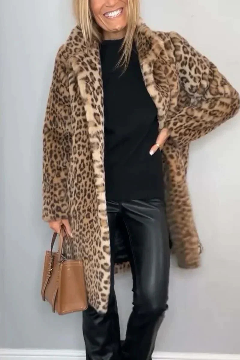Varm leopardmønstret vinterjakke for dame. Stilfullt yttertøy som holder deg trendy og komfortabel.