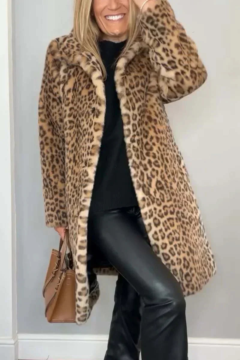Moteriktig leopard vinterjakke til dame. Flatterende snitt, varm og elegant for den stilbevisste kvinnen.