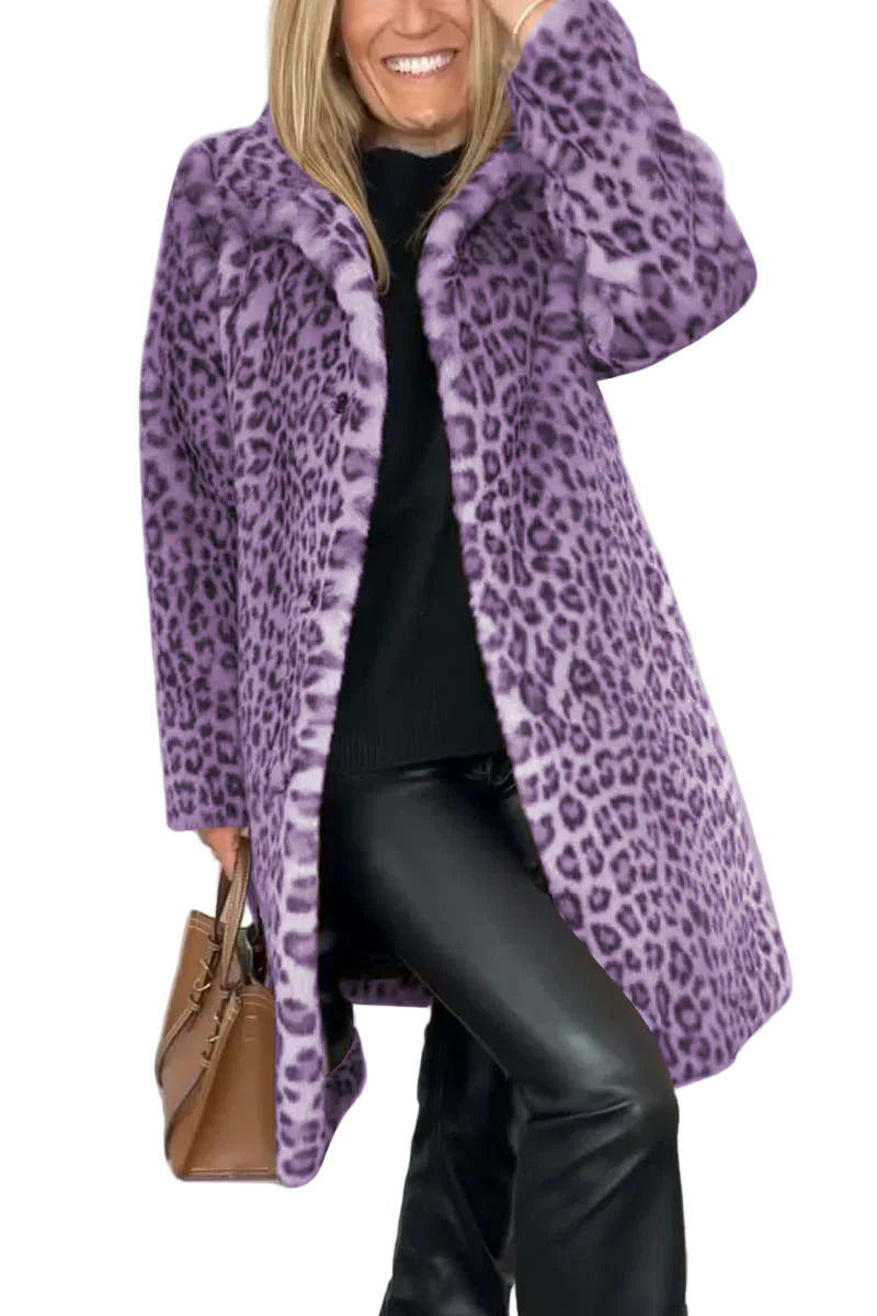 Dame leopardmønstret vinterjakke. Varm, elegant og trendy yttertøy for kvinner.
