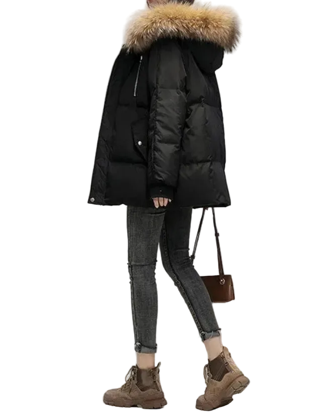 Stilfull dame vinterkåpe med varm hette i mørk farge, perfekt for kaldt vær og et elegant ytterplagg.