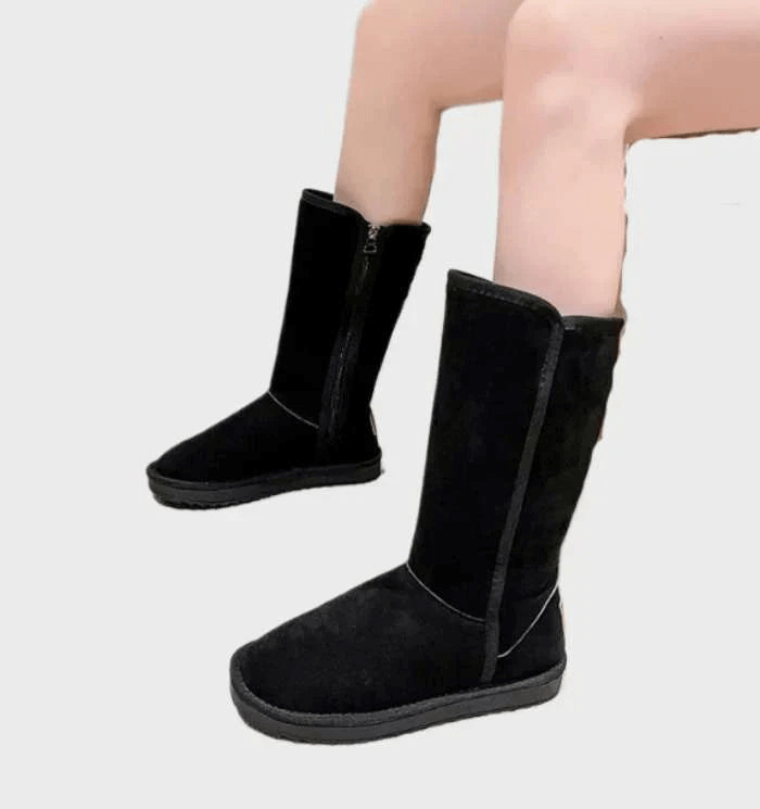 Komfortable og varme damestøvler i elegant design. Sklisikre såler og praktisk glidelås for vinterbruk.