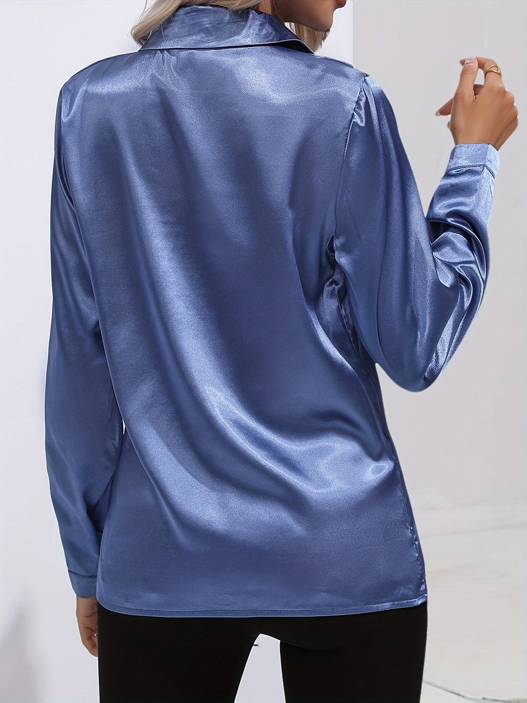 Komfortabel klassisk kvinnebluse i mykt stoff, perfekt for en stilren look.