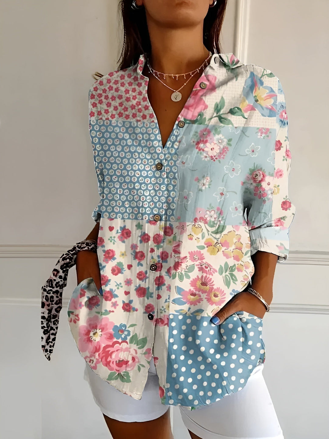 Trykt damebluse for kvinner. Elegant vår- og sommerbluse med unikt, lunefullt mønster. Avslappet stil.
