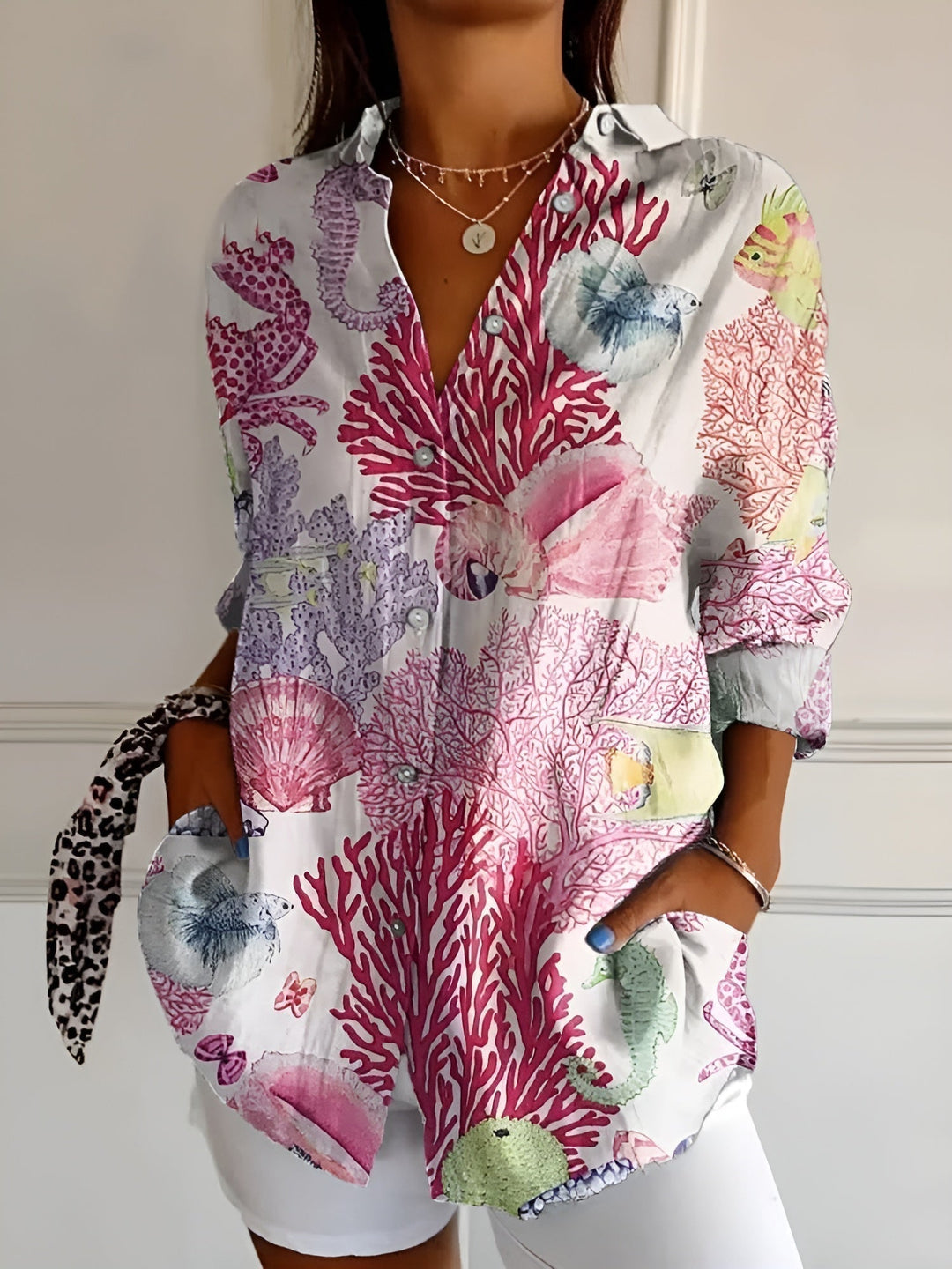 Moteriktig damebluse med trykk. Elegant og casual bluse som passer til både hverdag og fest for kvinner.