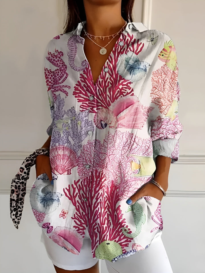 Moteriktig damebluse med trykk. Elegant og casual bluse som passer til både hverdag og fest for kvinner.