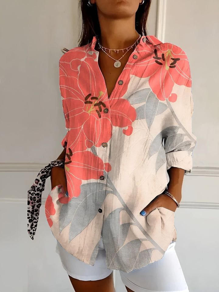 Kvinnebluse med elegant og unikt trykk. Avslappet passform damebluse, ideell for moderne kvinner.