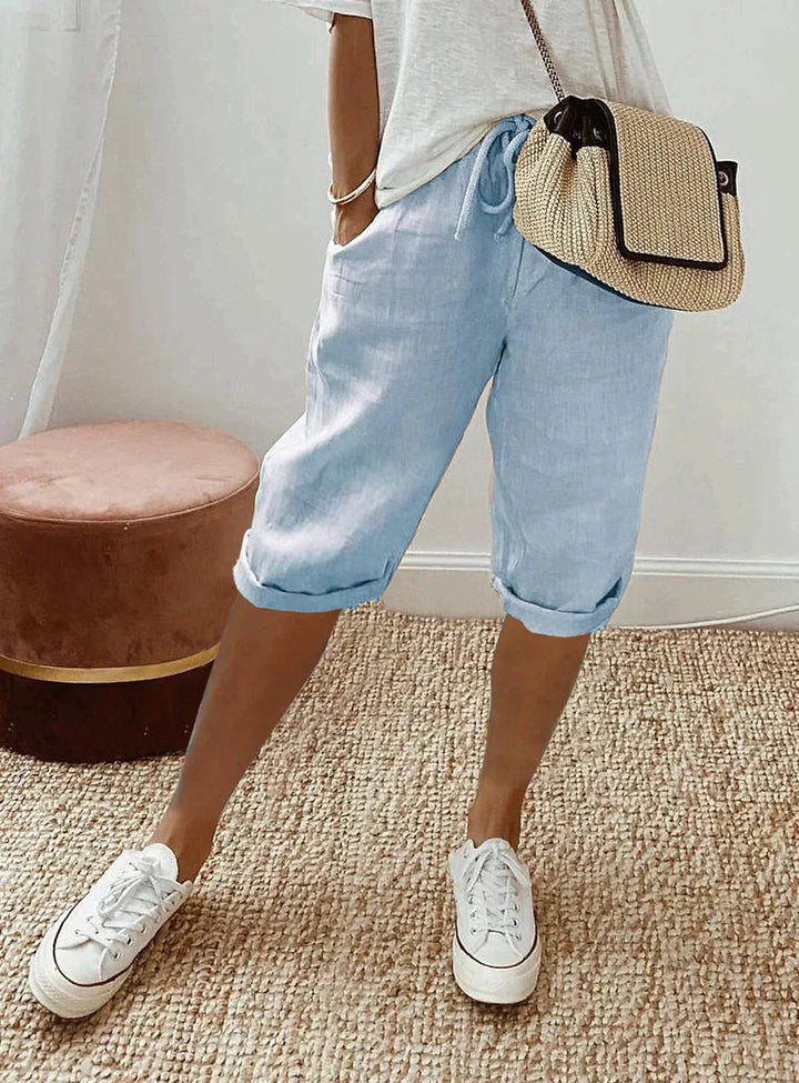 Stilren dame bermudashorts med justerbar midje, perfekt for sommerklær. Komfortabel kvinne shorts for fritid.