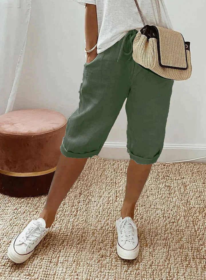 Behagelig dame bermudashorts, ideell for damemote og sommer. En elegant kvinne shorts for mange anledninger.
