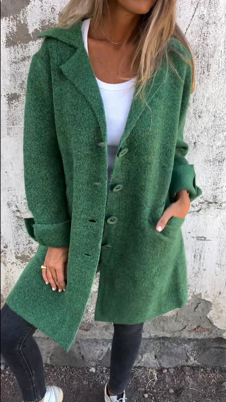 Damefrakk stylet for høst. Elegant lang frakk med jakkekrage, perfekt for en tidløs stil.