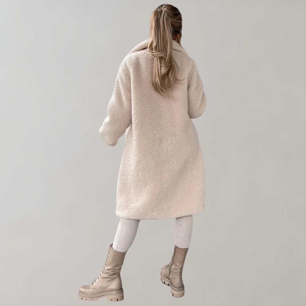Varm vinterkåpe for kvinner. Lang elegant damefrakk som gir stil og komfort i kulden.