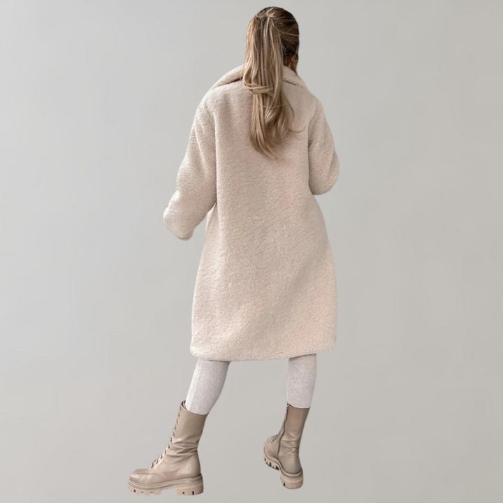 Varm vinterkåpe for kvinner. Lang elegant damefrakk som gir stil og komfort i kulden.
