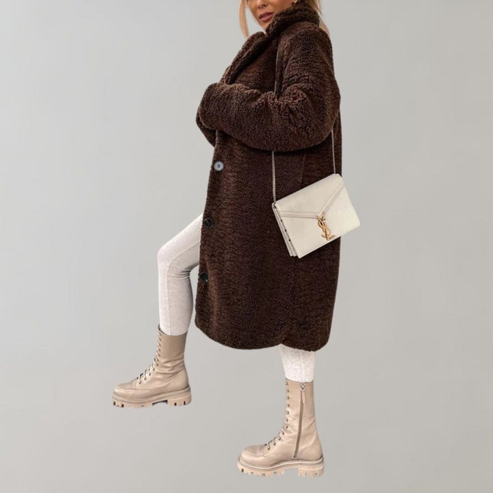 Varm og elegant damekåpe. Lang vinterfrakk i klassisk stil, perfekt for et sofistikert vinterantrekk.