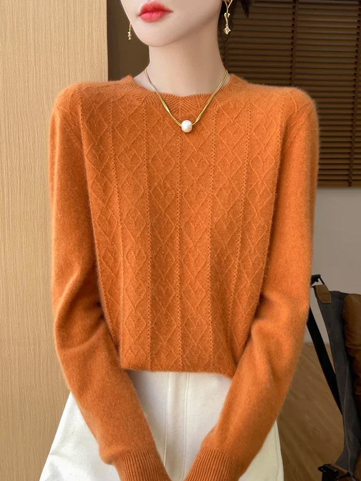 Elegant langermet damegenser med rund hals. Tidløs stil og komfort for en chic look.