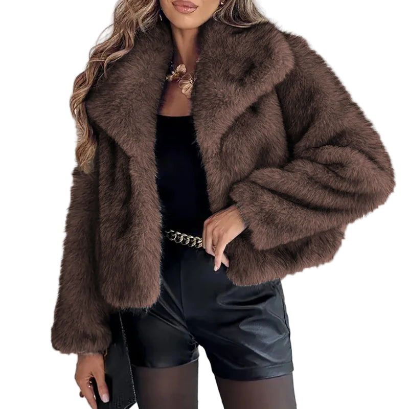Kort fuskepelsjakke for kvinner. Elegant og varm damejakke, perfekt for høst og vinter. Tidløs stil.