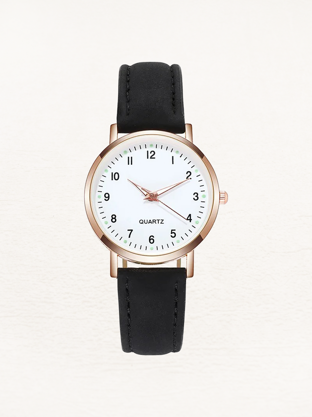 Nærbilde av urskiven på lettlest dameklokke. Minimalistisk og stilfullt armbåndsur.