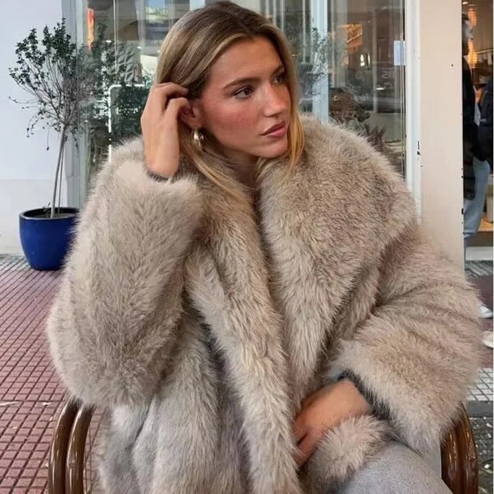 Nærbilde av myk og varm damekåpe i grå/beige. Komfortabel og moteriktig vinterkåpe for damer.