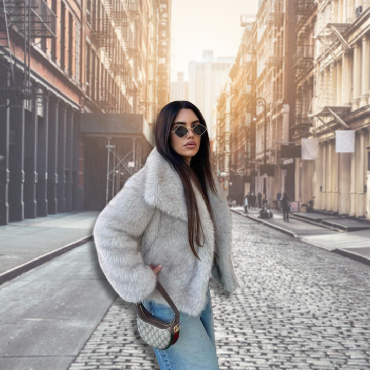 Modell iført oversized elegant damekåpe. Stilfull og varm vinterkåpe, perfekt for kalde dager.