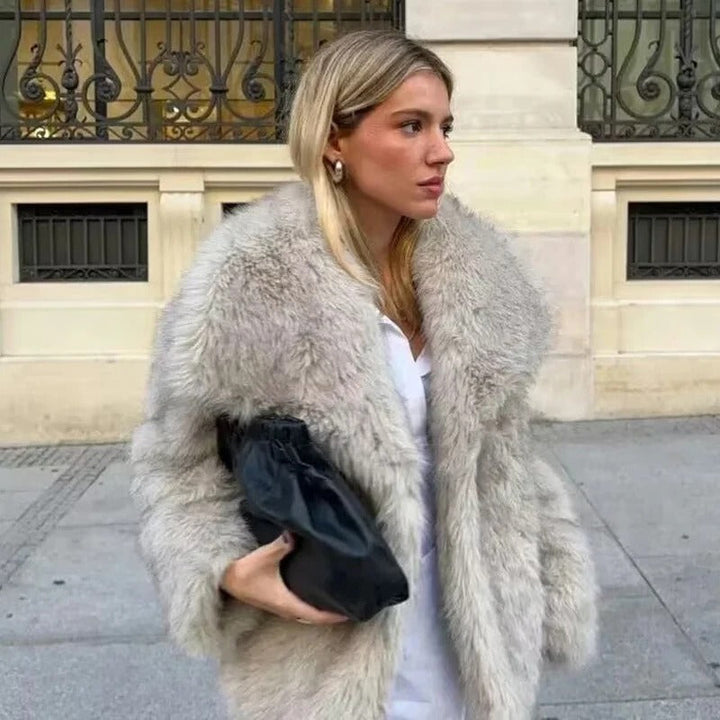 Beige elegant damekåpe med stilfull passform. En moteriktig og varm vinterkåpe for hverdag og fest.