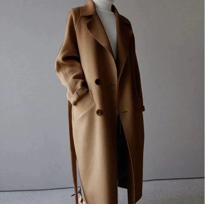 Flott vintermote: Elegant, lang damekåpe i klassisk design for stil og varme.