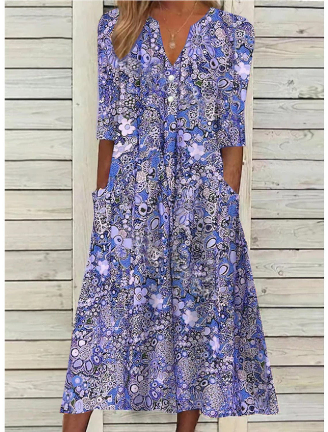 Dame sommerkjole med livlig blomsterdesign. En elegant og komfortabel fritidskjole som passer til enhver anledning.