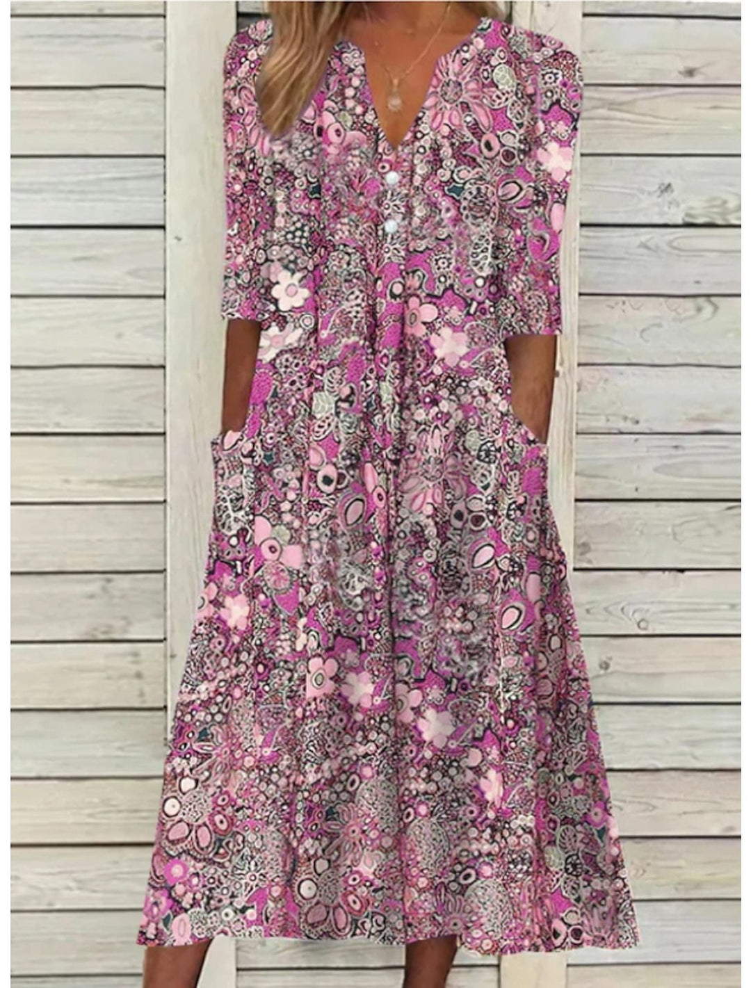 Lett og luftig blomsterkjole til dame. Den perfekte sommerstil for en elegant og komfortabel look. Mønstret og moderne.