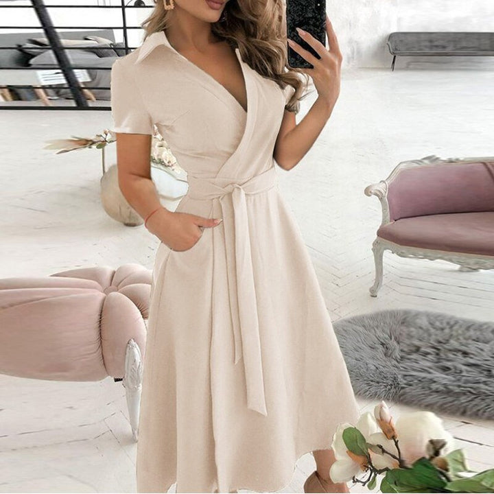 Vår maxikjole for dame, elegant og stilfull med klassisk design og flatterende midje. Lang kjole.