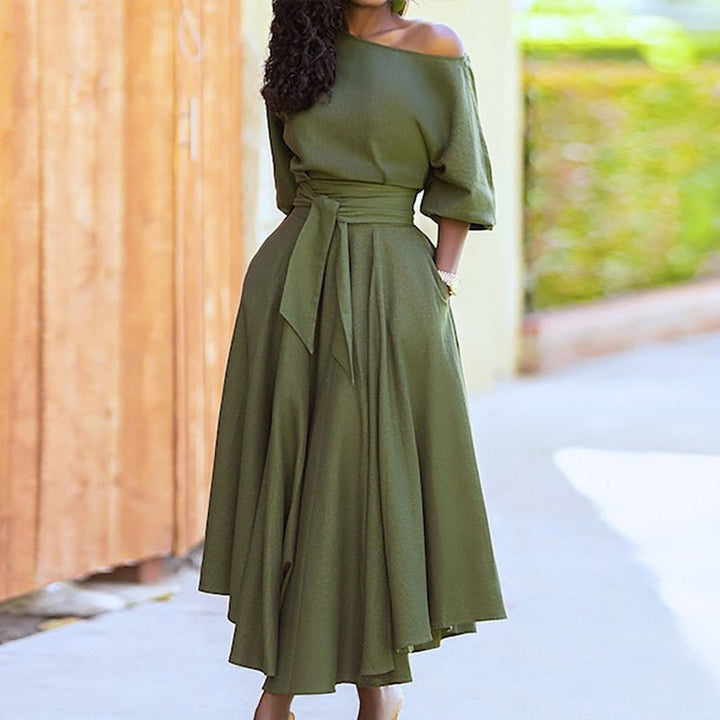 Lett og komfortabel sommer maxikjole for dame, med klassisk design og feminin midje.