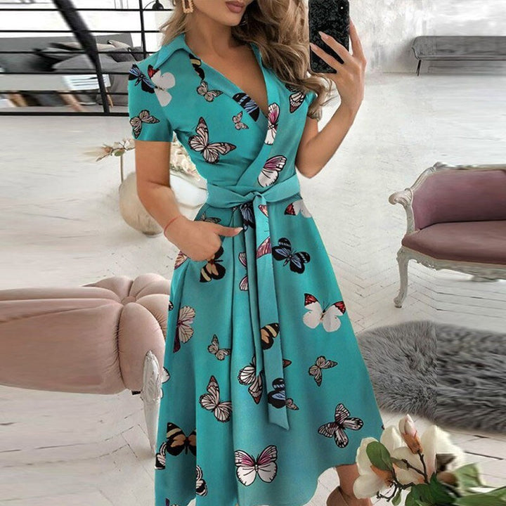 Tidløs dame maxikjole, klassisk design og flatterende midje, perfekt for en elegant stil.