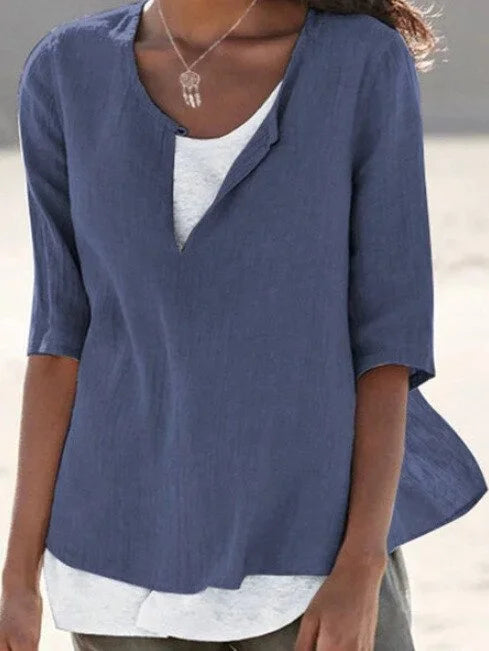 Moderne V-hals bluse for kvinner med 3/4-ermer. Feminin stil og komfortabel passform for hverdagsbruk.