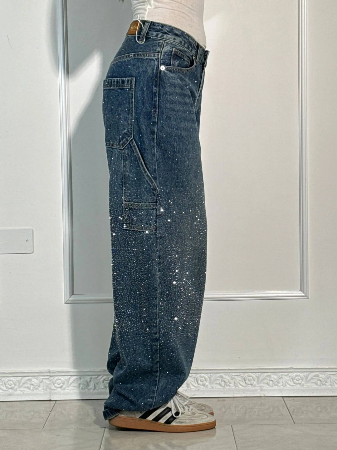 Svart damejeans med glitrende diamanter. Stilig og komfortabel bukse, perfekt for festantrekk og hverdagsbruk.