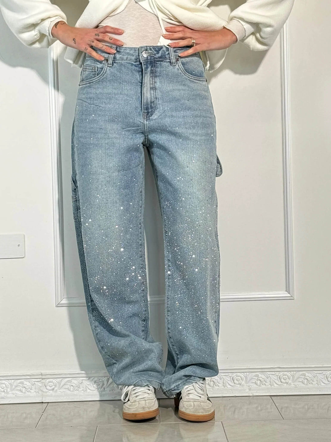 Grå damejeans med glitrende effekter. Komfortable og stilige bukser for både hverdag og fest, med romslig passform.