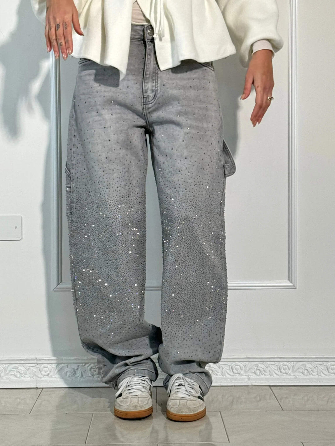 Komfortabel og romslig turkis diamantjeans for damer. Glitrende detaljer for et unikt og iøynefallende uttrykk.