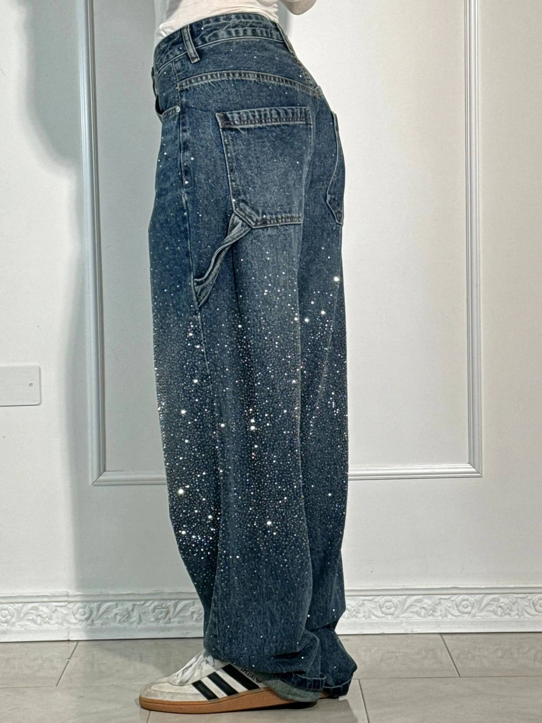 Grå damejeans med glitrende detaljer og komfortabel, romslig passform. Ideell for et stilfullt hverdagsuttrykk.