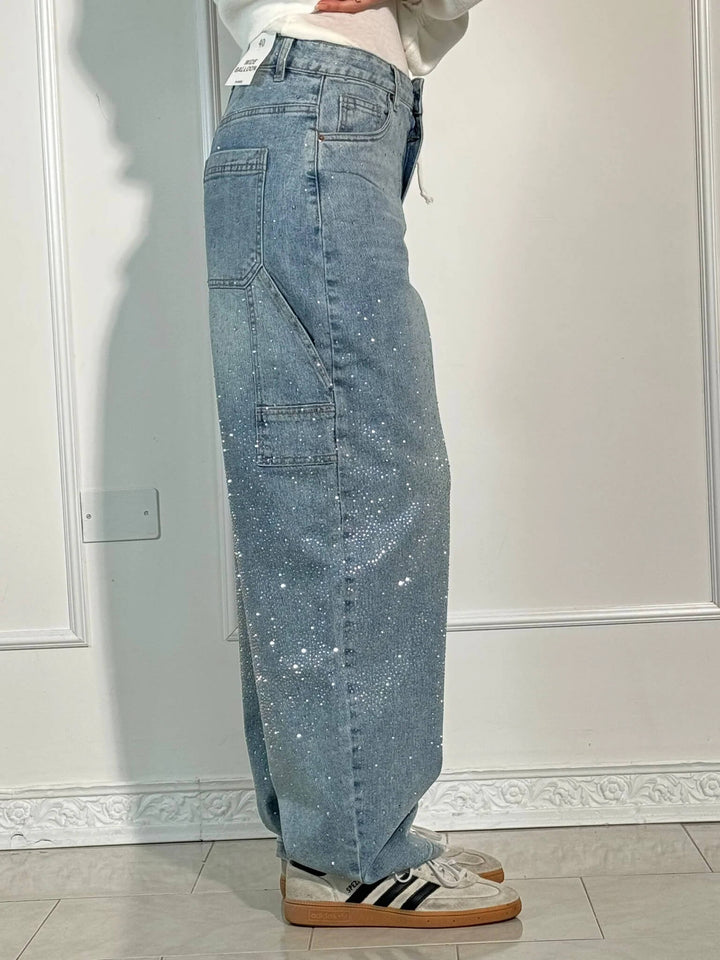Hverdagsklare grå damejeans med glitrende detaljer. Komfortable og stilige med romslig passform for alle anledninger.