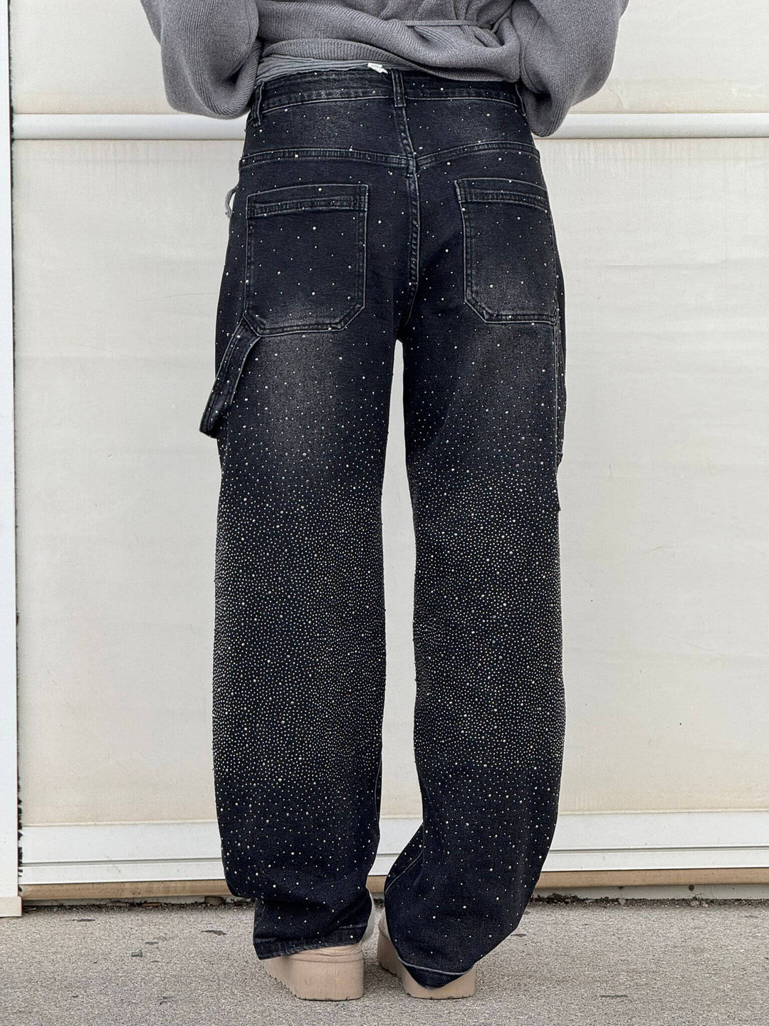 Festantrekk: Turkis diamantjeans med glitrende detaljer. Stilige damejeans med romslig og komfortabel passform.