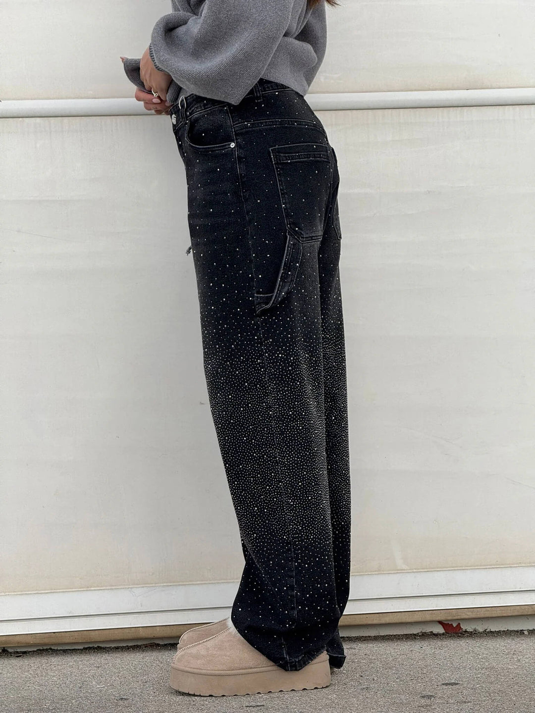 Nærbilde av glitrende diamantdetaljer på mørkeblå damejeans. Komfortable jeans med unik stil.