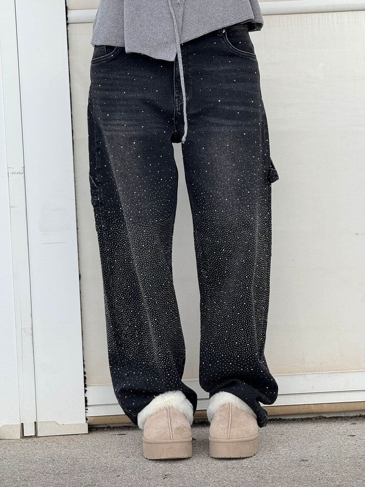 Svarte damejeans, romslig passform, med glitrende diamanter. Perfekt for et komfortabelt og elegant festantrekk.