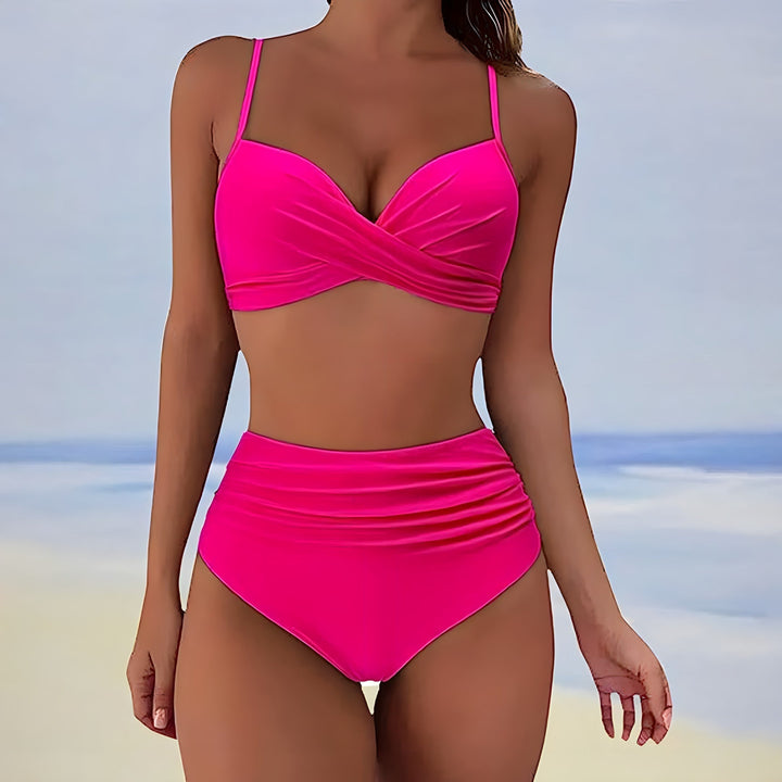 Sommerklar høy midje bikini for kvinner. Stilrent og komfortabelt badetøy, perfekt for solfylte dager ved sjøen.