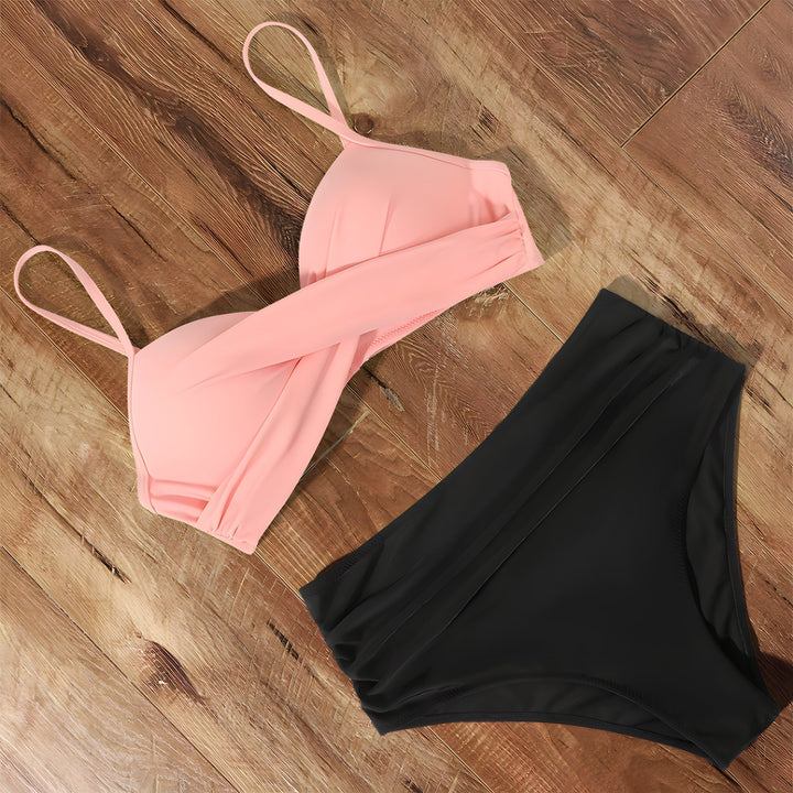 Kvinner i trendy høy midje bikini sett. Komfortabelt og flatterende badetøy, ideelt for sommerens basseng og strand.