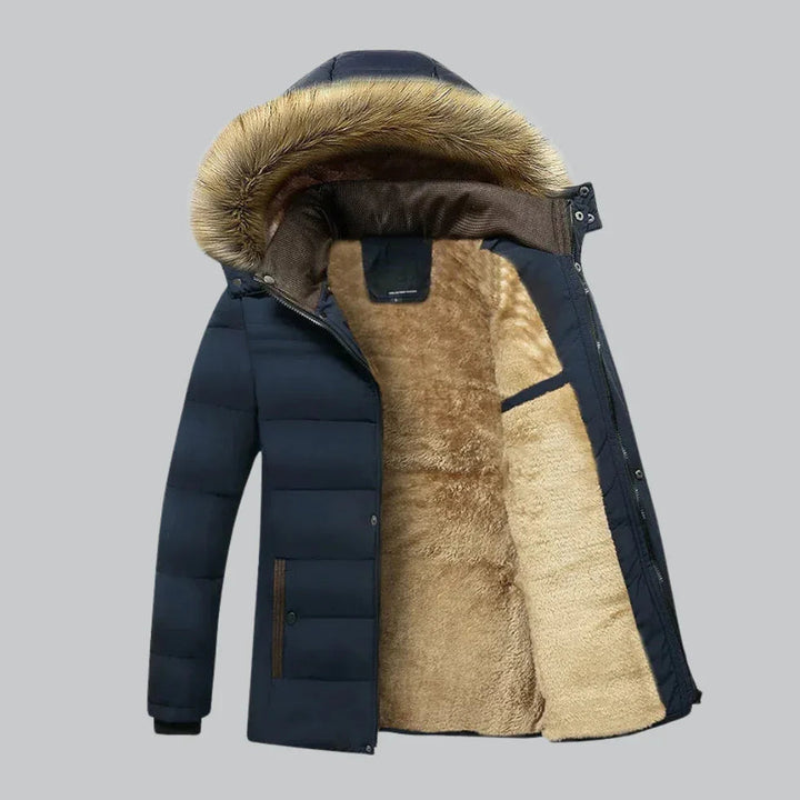 Vanntett dameparkajakke i stilfull design. Varm vinterjakke for kvinner med fuskepels og fleecefôr.