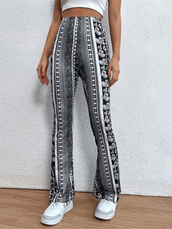 Kvinne iført stilige skinny boho bukser med utsvunget ankel, livlig trykk, casual.