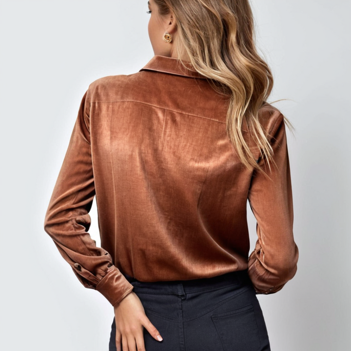 Elegant damebluse i brun, oliven grønn eller lilla, med knappelukking og allsidig passform.