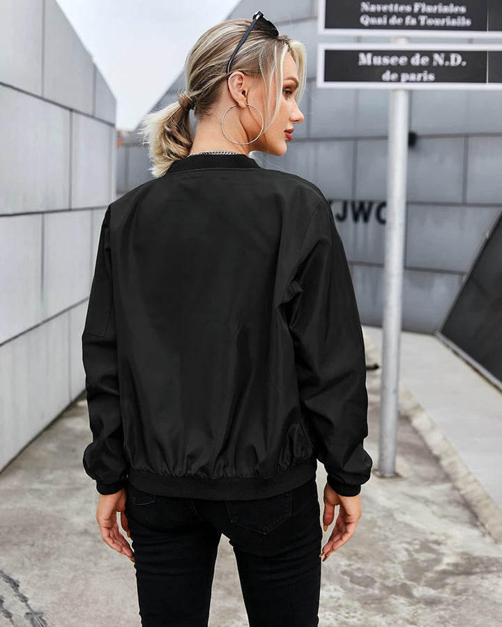 Klassisk svart dame bomberjakke, komfortabel og allsidig. Perfekt ytterjakke for en stilfull vår- og høstgarderobe.