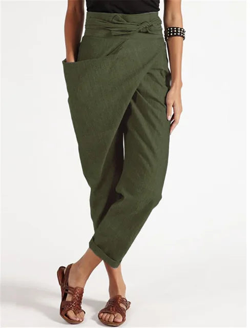 Modell iført asymmetrisk damebukse med høy midje, løs passform som faller elegant og komfortabelt.