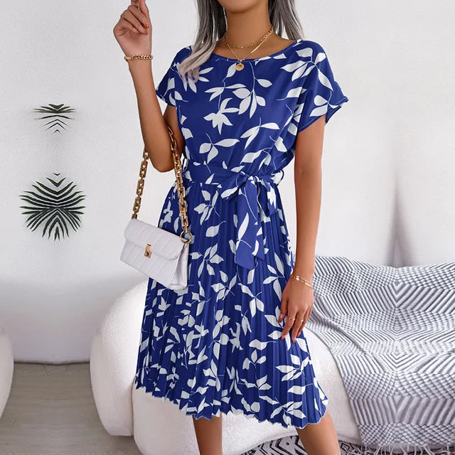 Trendy damekjole med blomstermønster, kortermet og ideell for fest og fritid om sommeren.