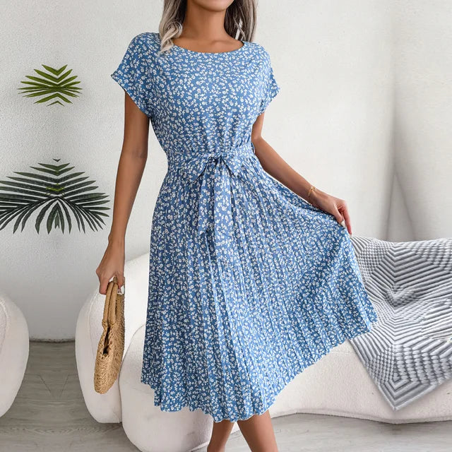 Dame festkjole med blomsterprint og korte ermer, lett og luftig design for sommer.