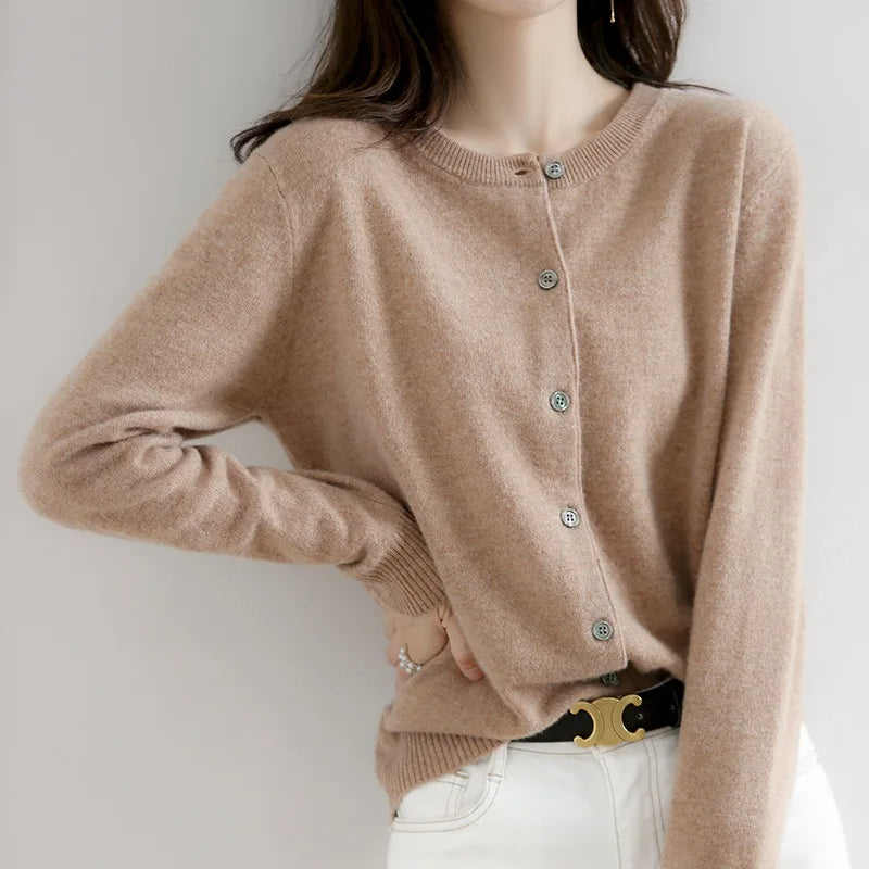 Elegant damecardigan med knapper, komfortabel for hverdag og fest, allsidig stil for kvinner.