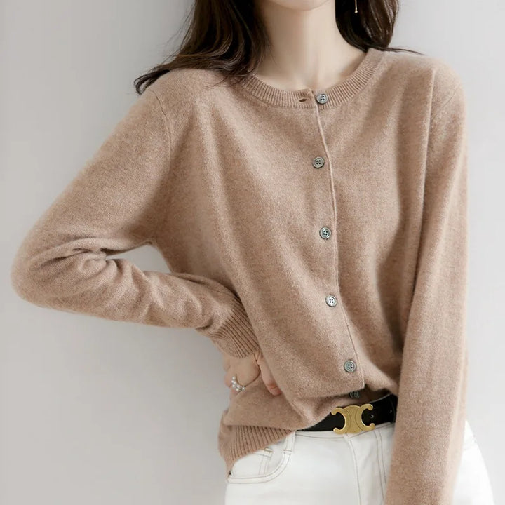 Elegant damecardigan med knapper, komfortabel for hverdag og fest, allsidig stil for kvinner.